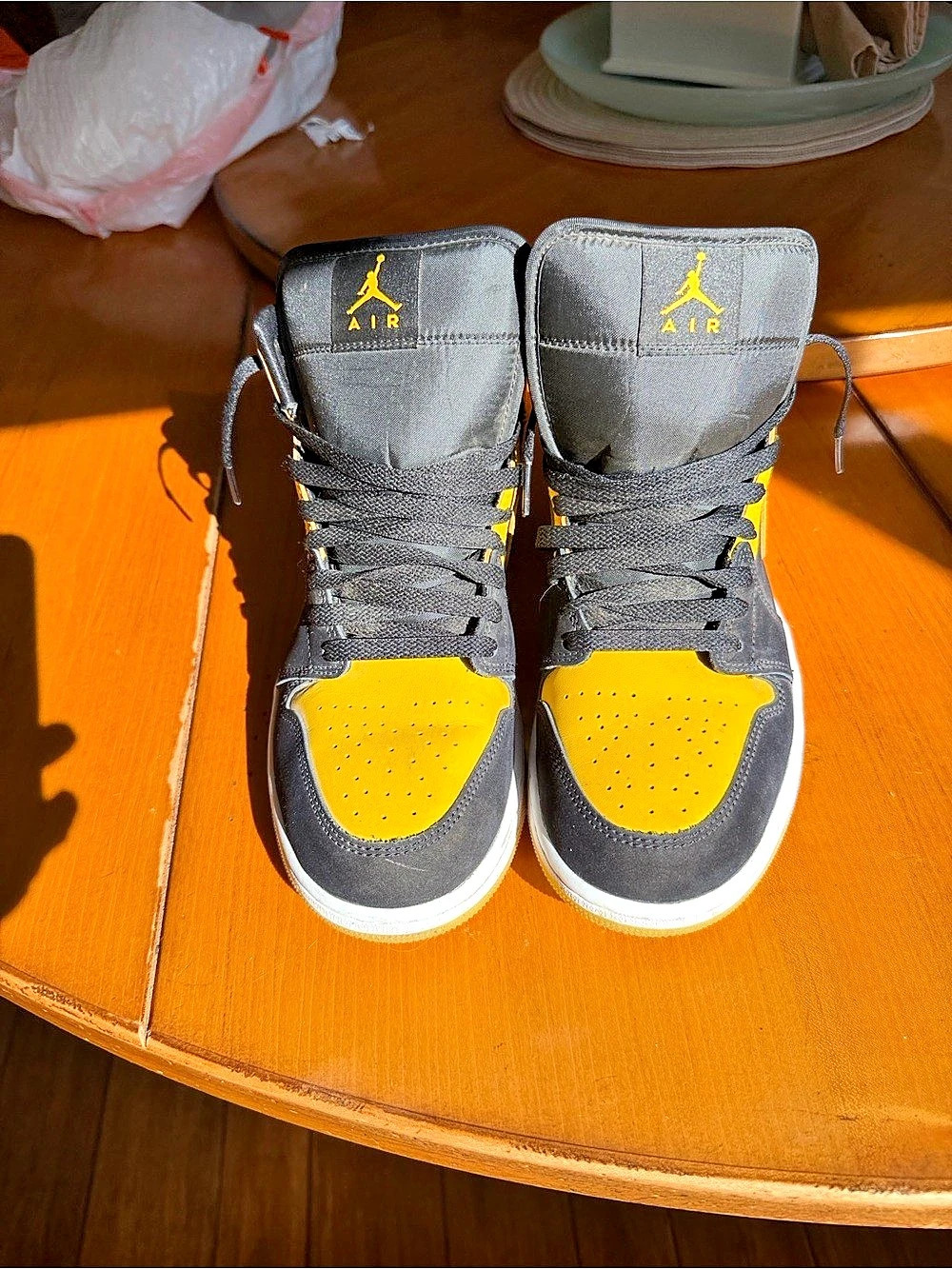 Air Jordan 1 Mid — Men's 9.5 — Black/University Gold